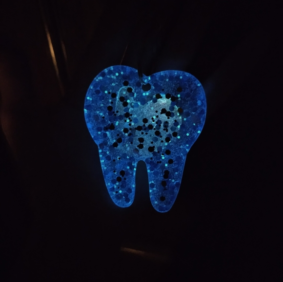 Hamdmade Glow in the dark tooth keychain - Picture 12 of 14